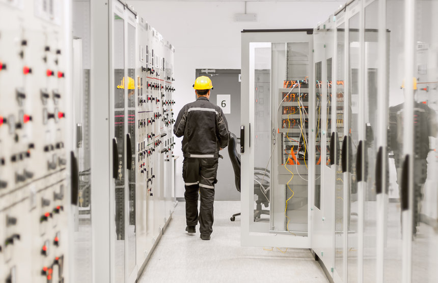 Contacts électriques avec isolant pour les tests et mesures, de couleur dorée, fabriqués par Lemco Précision SA