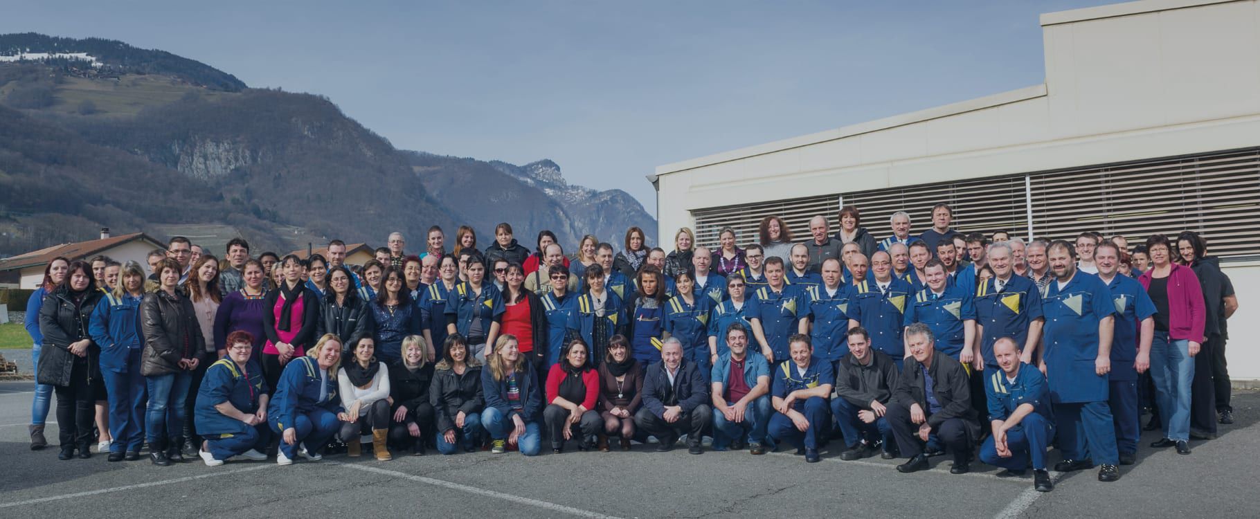 Les employés et le CEO de Lemco Précision SA devant l'usine à Vionnaz